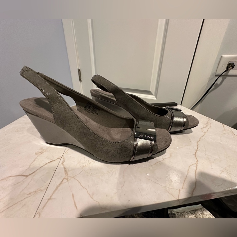 *NEW Sz 9.5M*Anne Klein Sporty wedge